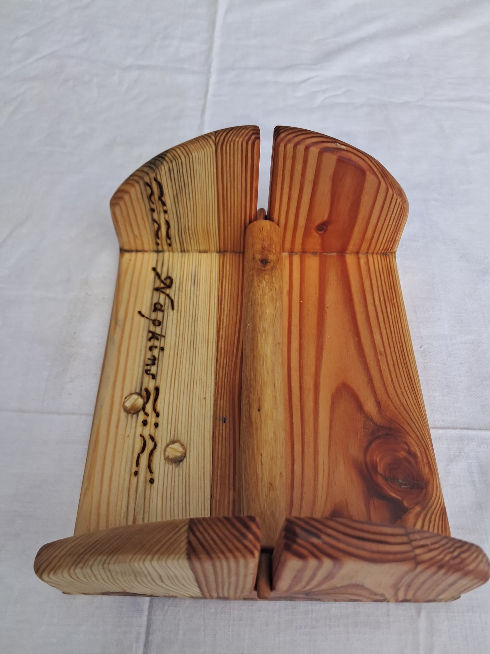 Χειροποίητη ξύλινη χαρτοπετσετοθήκη με φυσική υφή ξύλου.