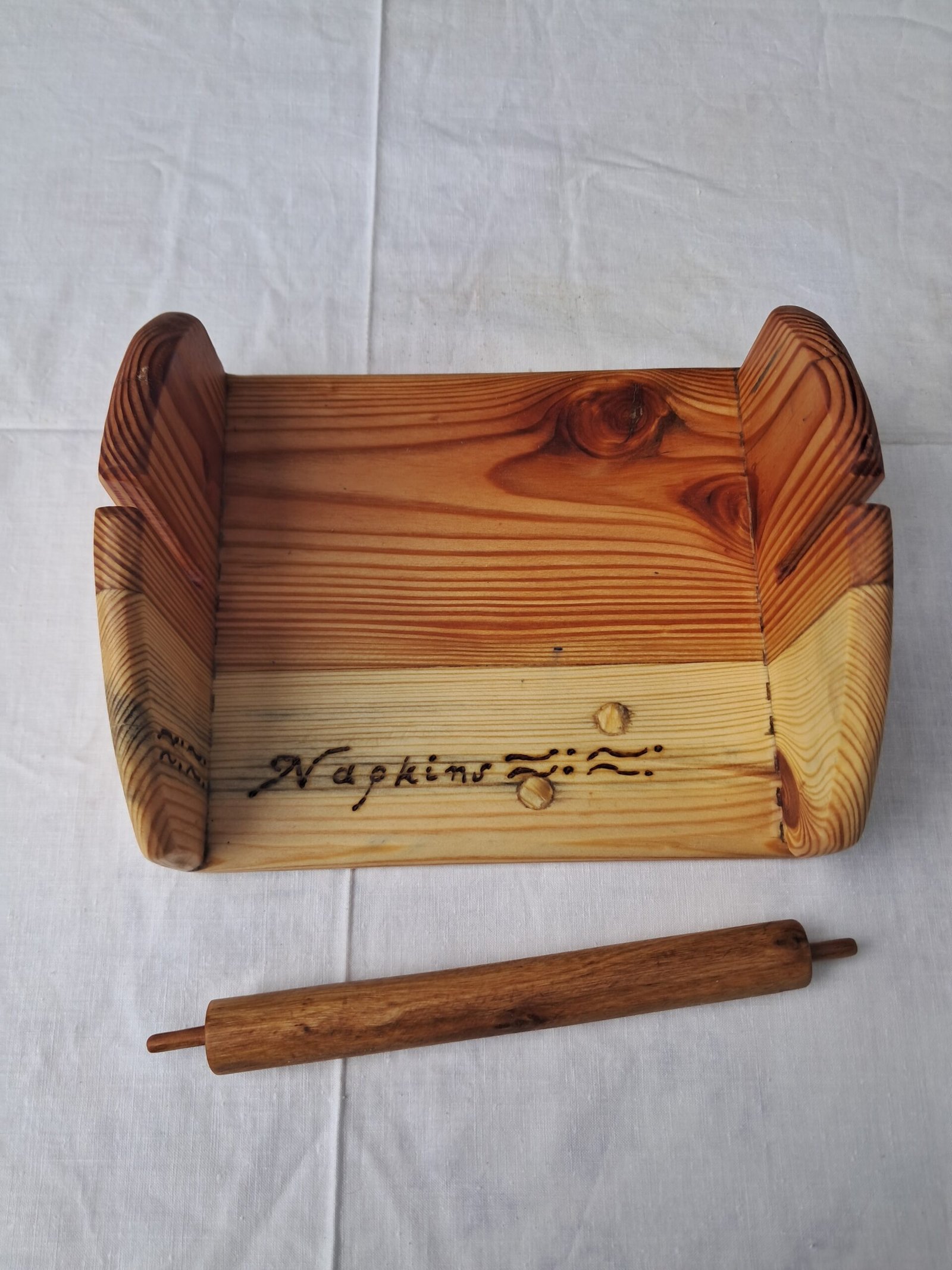 Χειροποίητη ξύλινη χαρτοπετσετοθήκη με φυσική υφή ξύλου.