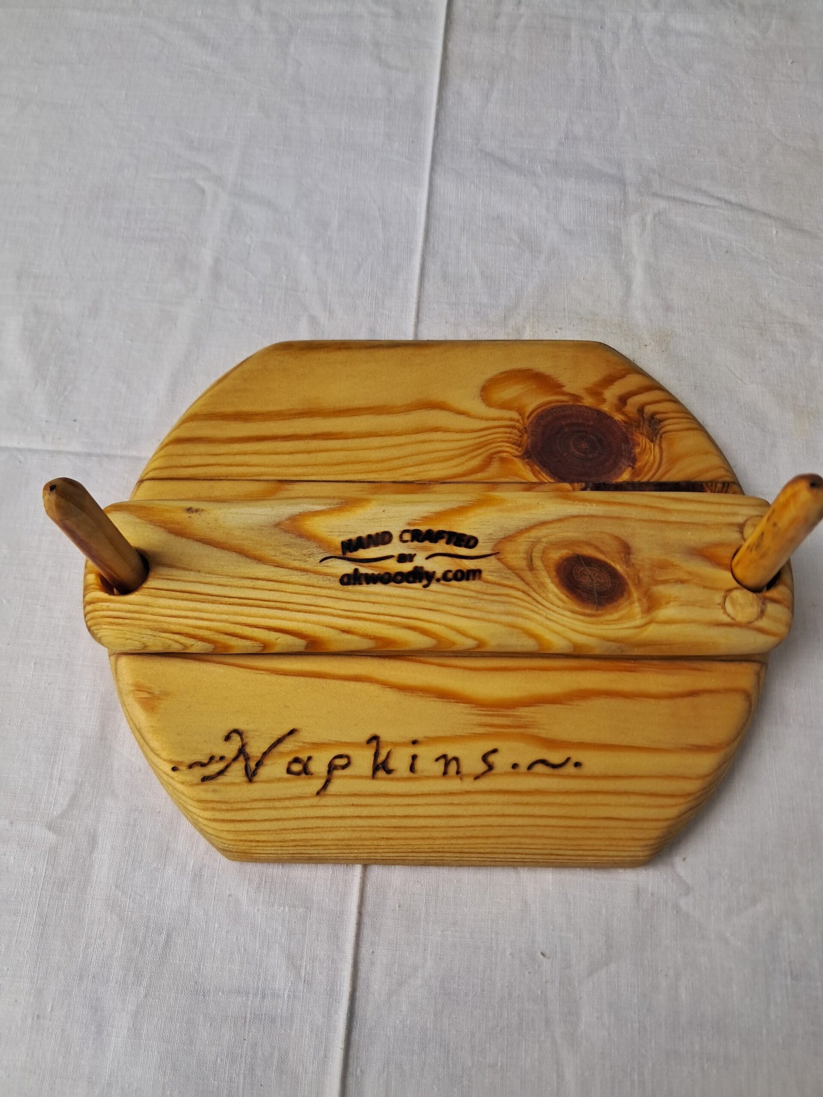 Χειροποίητη ξύλινη χαρτοπετσετοθήκη με φυσική υφή ξύλου.