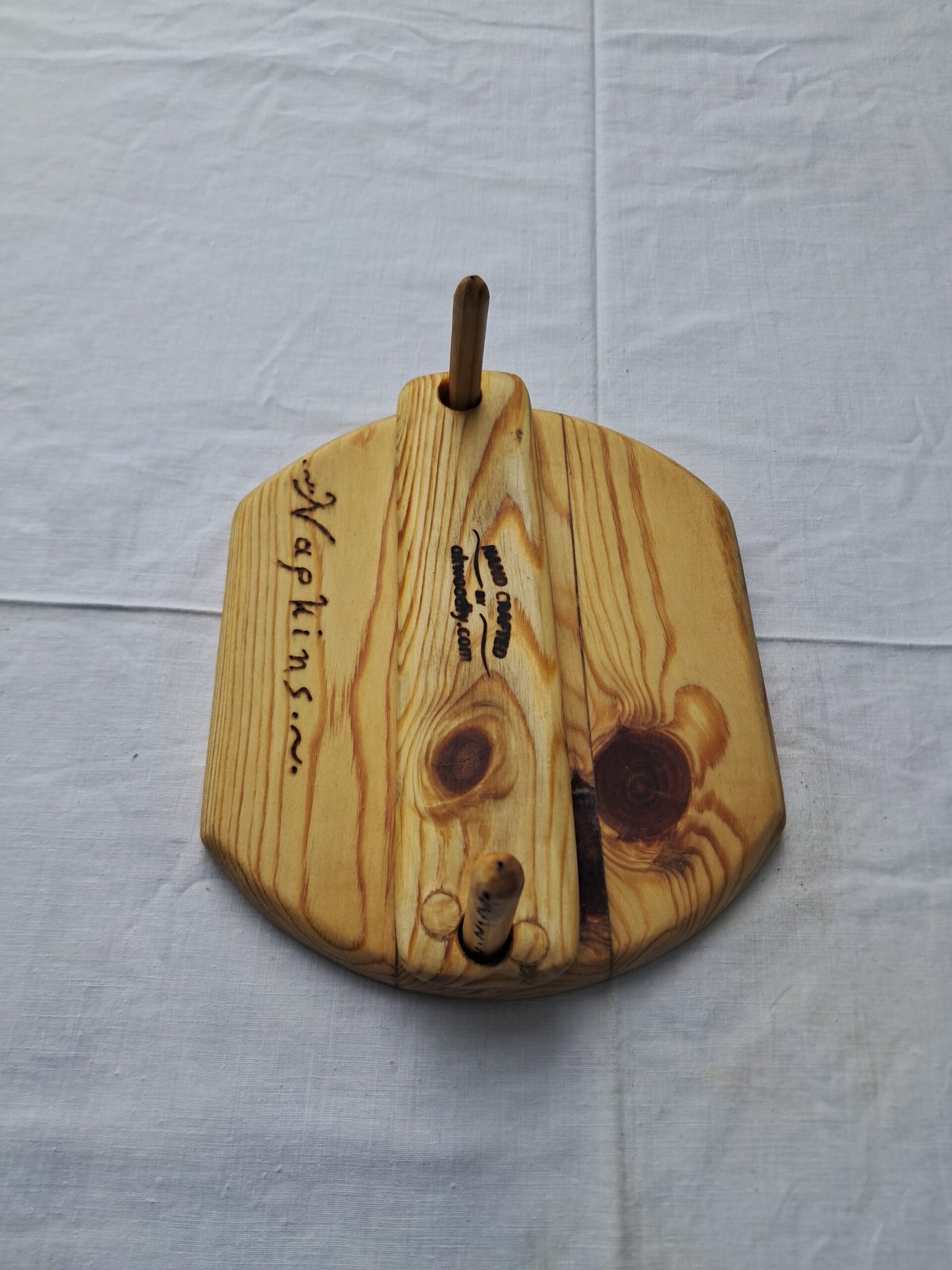 Χειροποίητη ξύλινη χαρτοπετσετοθήκη με φυσική υφή ξύλου.