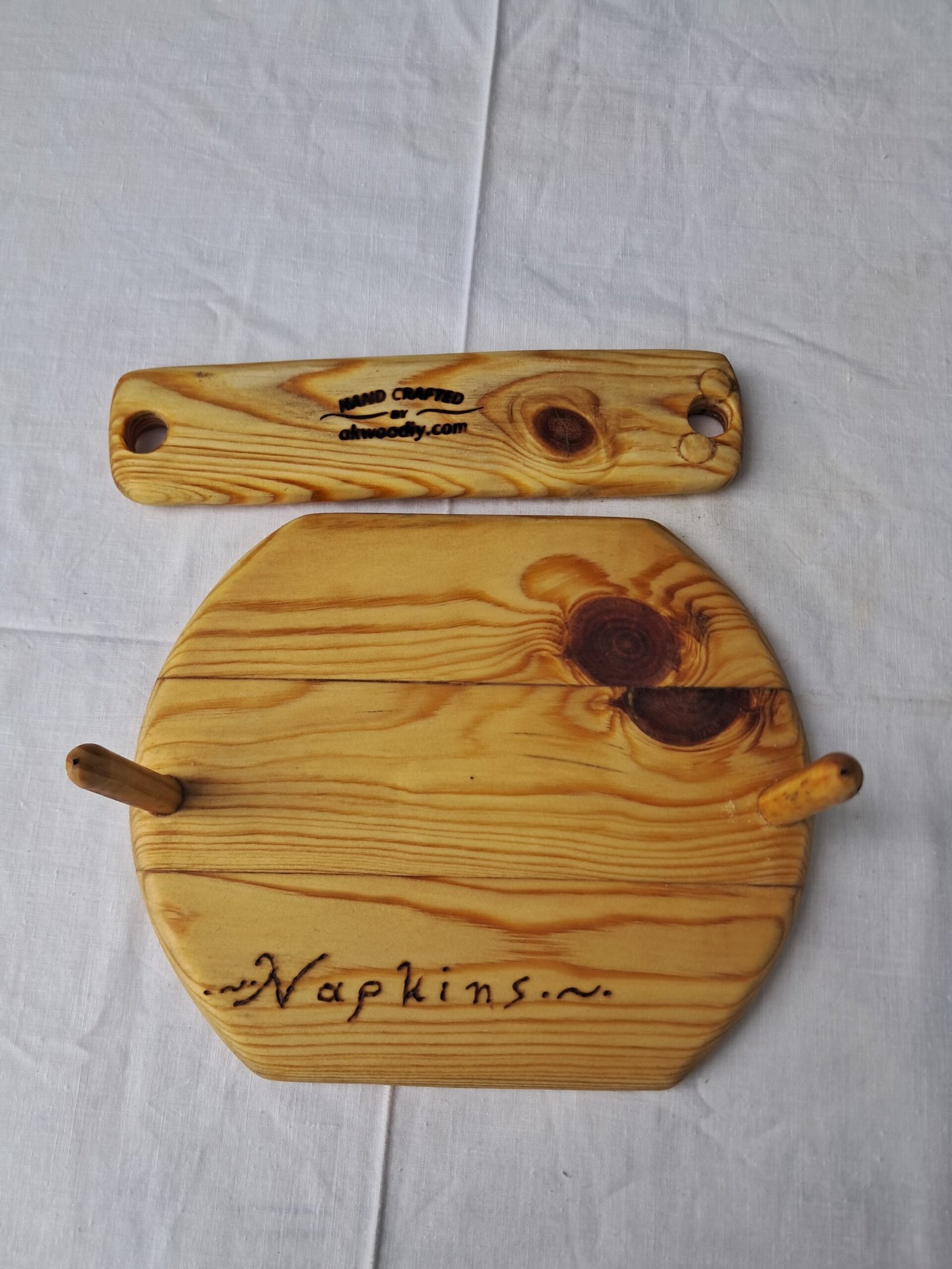 Χειροποίητη ξύλινη χαρτοπετσετοθήκη με φυσική υφή ξύλου.