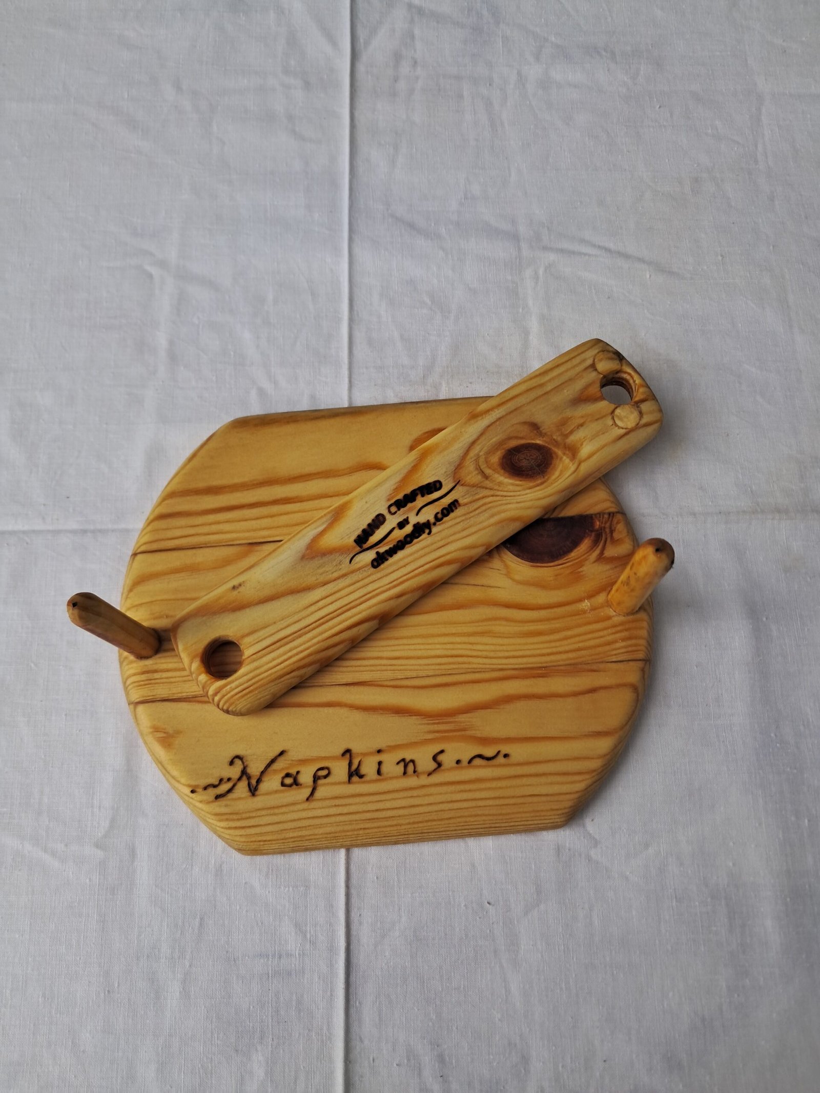 Χειροποίητη ξύλινη χαρτοπετσετοθήκη με φυσική υφή ξύλου.