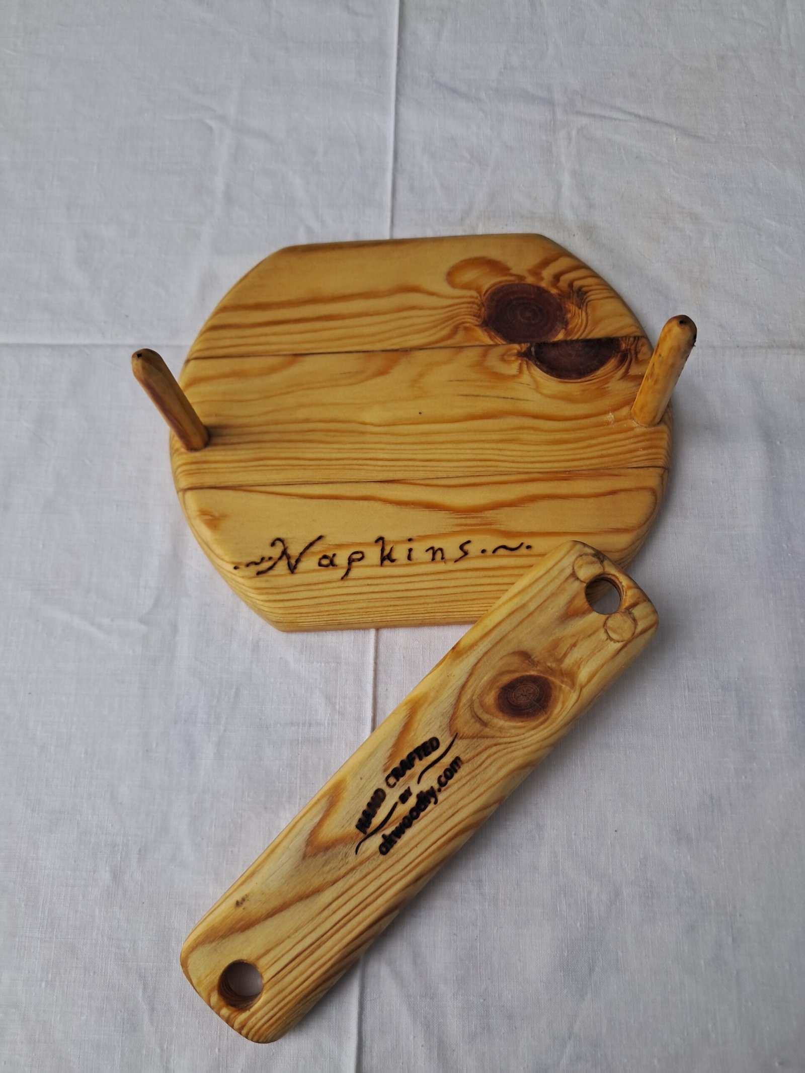 Χειροποίητη ξύλινη χαρτοπετσετοθήκη με φυσική υφή ξύλου.