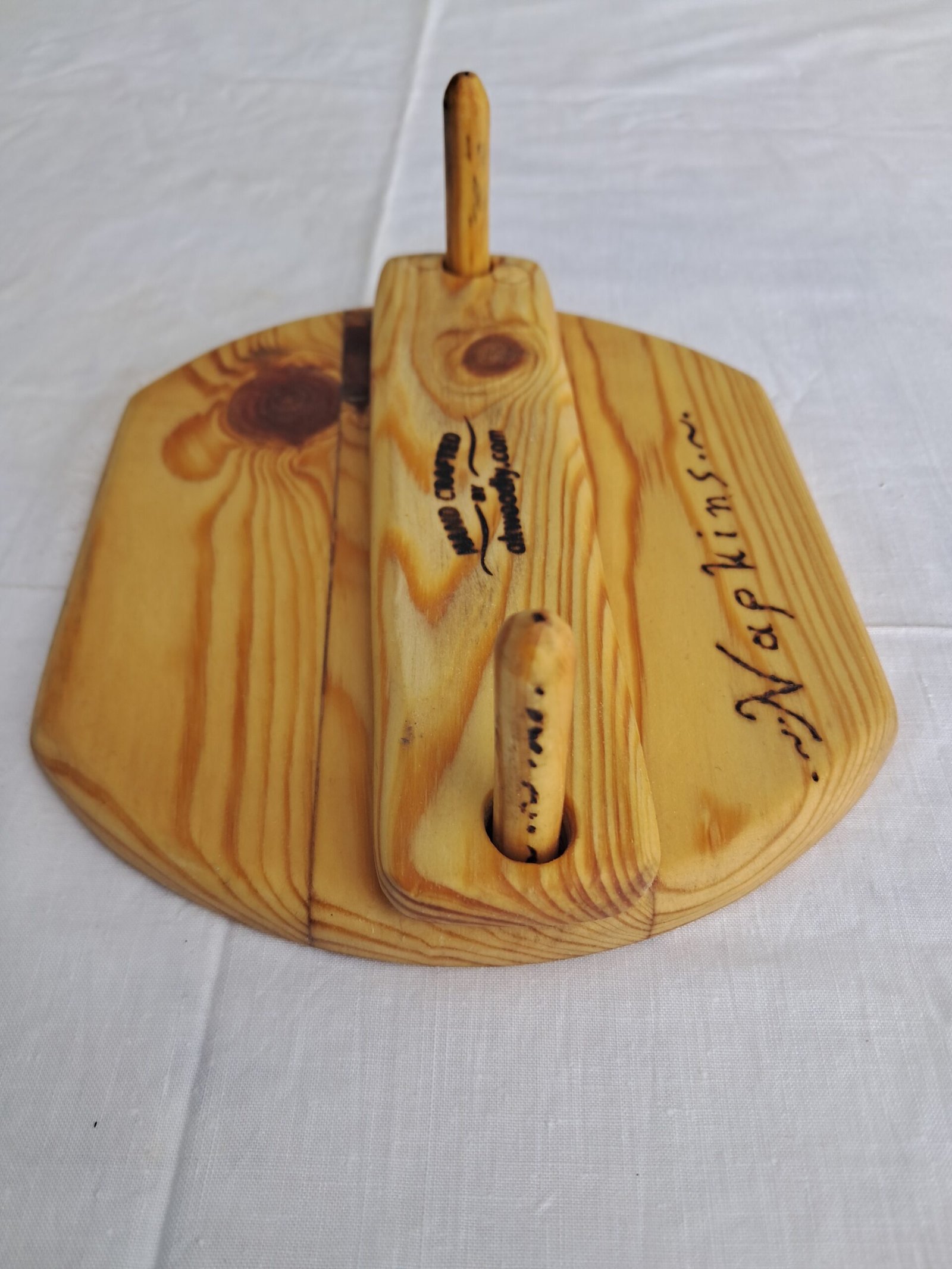 Χειροποίητη ξύλινη χαρτοπετσετοθήκη με φυσική υφή ξύλου.